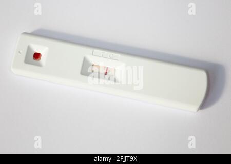 Abingdon Health ABC-19™ RASCHER NEUTRALISIERENDER ANTIKÖRPERTEST; Bluttest zum Nachweis von Antikörpern gegen das Covid 19-Virus Coronavirus 2 (SARS-CoV- 2). Der Test zeigt ein negatives Ergebnis, trotz des Blutes von jemandem, der einen Monat zuvor den Oxford AstraZeneca astra zeneca-Impfstoff erhalten hatte und der (vermutlich) nachweisen sollte, dass er Antikörper gegen das Virus entwickelt hat. VEREINIGTES KÖNIGREICH (123) Stockfoto