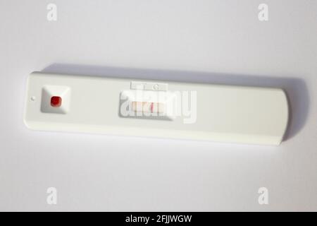 Abingdon Health ABC-19™ RASCHER NEUTRALISIERENDER ANTIKÖRPERTEST; Bluttest zum Nachweis von Antikörpern gegen das Covid 19-Virus Coronavirus 2 (SARS-CoV- 2). Der Test zeigt ein negatives Ergebnis, trotz des Blutes von jemandem, der einen Monat zuvor den Oxford AstraZeneca astra zeneca-Impfstoff erhalten hatte und der (vermutlich) nachweisen sollte, dass er Antikörper gegen das Virus entwickelt hat. VEREINIGTES KÖNIGREICH (123) Stockfoto