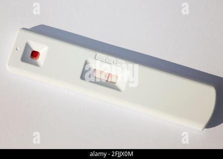 Abingdon Health ABC-19™ RASCHER NEUTRALISIERENDER ANTIKÖRPERTEST; Bluttest zum Nachweis von Antikörpern gegen das Covid 19-Virus Coronavirus 2 (SARS-CoV- 2). Der Test zeigt ein negatives Ergebnis, trotz des Blutes von jemandem, der einen Monat zuvor den Oxford AstraZeneca astra zeneca-Impfstoff erhalten hatte und der (vermutlich) nachweisen sollte, dass er Antikörper gegen das Virus entwickelt hat. VEREINIGTES KÖNIGREICH (123) Stockfoto