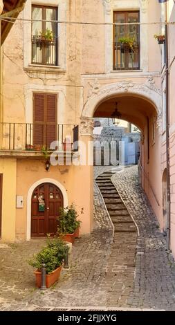 Stadtszenierung von Nemi, einem schönen Dorf am See in der Provinz Rom, Italien Stockfoto