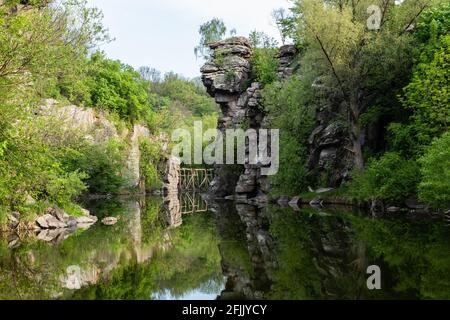 Ruhiger Fluss fließt in Canyon mit überhängenden Klippen an zwei Ufern, Buky Canyon, in der Nähe von Dorf Buki, Tscherkassy Region, Ukraine Stockfoto