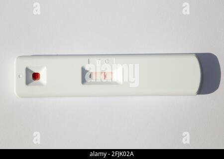 Abingdon Health ABC-19™ RASCHER NEUTRALISIERENDER ANTIKÖRPERTEST; Bluttest zum Nachweis von Antikörpern gegen das Covid 19-Virus Coronavirus 2 (SARS-CoV- 2). Der Test zeigt ein negatives Ergebnis, trotz des Blutes von jemandem, der einen Monat zuvor den Oxford AstraZeneca astra zeneca-Impfstoff erhalten hatte und der (vermutlich) nachweisen sollte, dass er Antikörper gegen das Virus entwickelt hat. VEREINIGTES KÖNIGREICH (123) Stockfoto