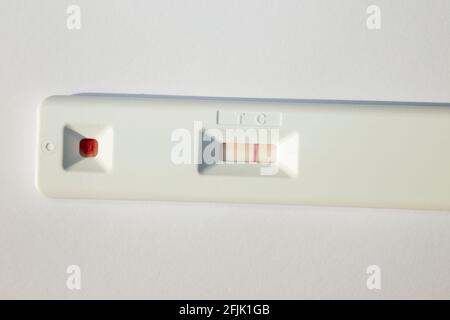 Abingdon Health ABC-19™ RASCHER NEUTRALISIERENDER ANTIKÖRPERTEST; Bluttest zum Nachweis von Antikörpern gegen das Covid 19-Virus Coronavirus 2 (SARS-CoV- 2). Der Test zeigt ein negatives Ergebnis, trotz des Blutes von jemandem, der einen Monat zuvor den Oxford AstraZeneca astra zeneca-Impfstoff erhalten hatte und der (vermutlich) nachweisen sollte, dass er Antikörper gegen das Virus entwickelt hat. VEREINIGTES KÖNIGREICH (123) Stockfoto