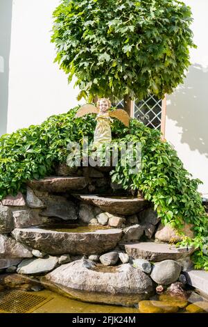 Grodno, Weißrussland - 2. September 2017: Brunnen mit goldener Engelskulptur Stockfoto