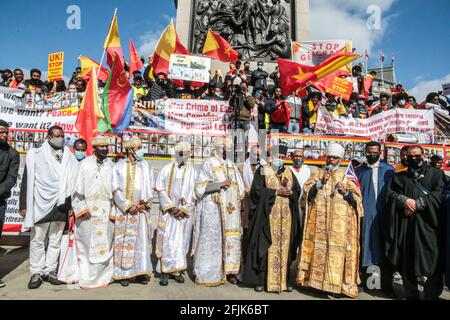 London UK 25 April 2021 Mehr als sechstausend Äthiopier aus der Region Tigray marschierten durch die Straßen Londons, um einen Stopp des Völkermordes zu fordern, der vom äthiopischen Primer Minster Abiy Ahmed Ali angeordnet wurde.Religiöse Lider beteten für den Frieden in der Region.Paul Quezada-Neiman/Alamy Live News Stockfoto