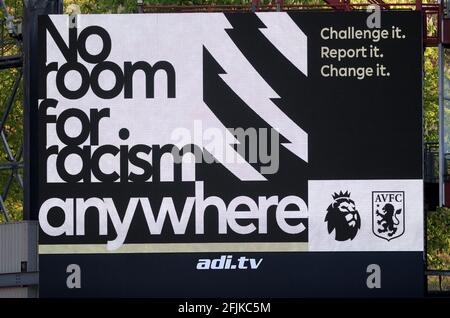 No Room for Racism Anywhere Kampagne Livree auf der großen Leinwand vor dem Premier League-Spiel in Villa Park, Birmingham. Bilddatum: Sonntag, 25. April 2021. Stockfoto