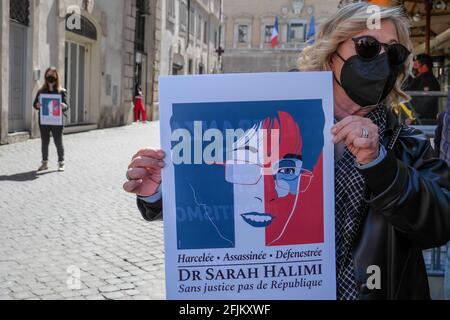 Rom, Italien. 25. April 2021. Protest-Sit-in, organisiert von der Jüdischen Gemeinde in Rom, in der Nähe der französischen Botschaft in Italien, um gegen das Urteil des französischen Kassationsgerichts über den Mord an Sarah Halimi zu demonstrieren. Kredit: Unabhängige Fotoagentur/Alamy Live Nachrichten Stockfoto