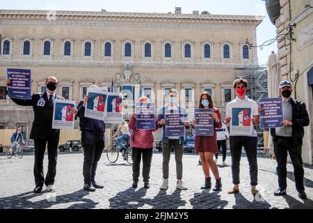 Rom, Italien. 25. April 2021. Protest-Sit-in, organisiert von der Jüdischen Gemeinde in Rom, in der Nähe der französischen Botschaft in Italien, um gegen das Urteil des französischen Kassationsgerichts über den Mord an Sarah Halimi zu demonstrieren. Kredit: Unabhängige Fotoagentur/Alamy Live Nachrichten Stockfoto