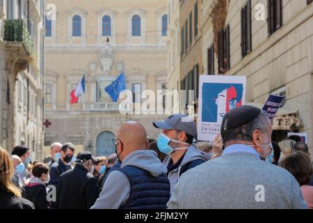 Rom, Italien. 25. April 2021. Protest-Sit-in, organisiert von der Jüdischen Gemeinde in Rom, in der Nähe der französischen Botschaft in Italien, um gegen das Urteil des französischen Kassationsgerichts über den Mord an Sarah Halimi zu demonstrieren. Kredit: Unabhängige Fotoagentur/Alamy Live Nachrichten Stockfoto