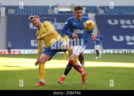 Jamie McCart von St. Johnstone (links) und Ianis Hagi von den Rangers kämpfen während des schottischen Cup-Viertelfinalmatches im Ibrox Stadium, Glasgow, um den Ball. Bilddatum: Sonntag, 25. April 2021. Stockfoto