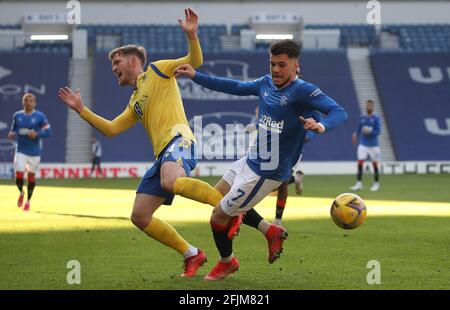 Jamie McCart von St. Johnstone (links) und Ianis Hagi von den Rangers kämpfen während des schottischen Cup-Viertelfinalmatches im Ibrox Stadium, Glasgow, um den Ball. Bilddatum: Sonntag, 25. April 2021. Stockfoto