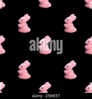 Nahtlose Muster von farbigen Kaninchen auf schwarzem Hintergrund isoliert. Hochwertige Fotos Stockfoto