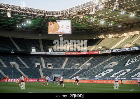 25. April 2021, Nordrhein-Westfalen, Mönchengladbach: Fußball: Bundesliga, Borussia Mönchengladbach - Arminia Bielefeld, Matchday 31 im Borussia-Park. Blick in das Stadion während des Spiels. Auf der Anzeigetafel wird die Punktzahl für die Gastgeber mit 5:0 angezeigt. Foto: Bernd Thissen/dpa - WICHTIGER HINWEIS: Gemäß den Bestimmungen der DFL Deutsche Fußball Liga und/oder des DFB Deutscher Fußball-Bund ist es untersagt, im Stadion und/oder vom Spiel aufgenommene Fotos in Form von Sequenzbildern und/oder videoähnlichen Fotoserien zu verwenden oder zu verwenden. Stockfoto