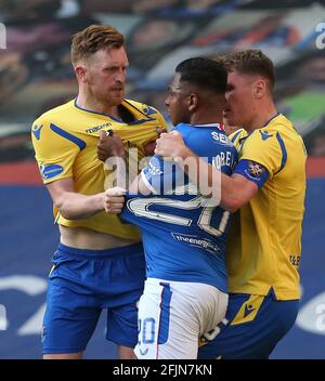 Alfredo Morelos von den Rangers und Liam Craig von St. Johnstone (links) haben nach einer Herausforderung im schottischen Cup-Viertelfinale im Ibrox Stadium, Glasgow, eine Auseinandersetzung. Bilddatum: Sonntag, 25. April 2021. Stockfoto