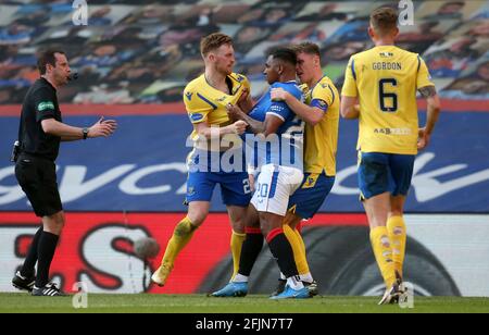 Alfredo Morelos von den Rangers und Liam Craig von St. Johnstone (Mitte links) haben nach einer Herausforderung beim schottischen Cup-Viertelfinale im Ibrox Stadium, Glasgow, eine Auseinandersetzung. Bilddatum: Sonntag, 25. April 2021. Stockfoto