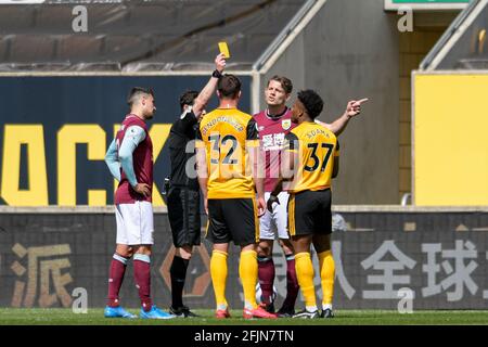 Schiedsrichter Darren England zeigt Adama Traore #37 von Wolverhampton Wanderers Eine gelbe Karte Stockfoto