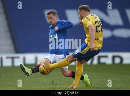 Steven Davis (links) von den Rangers und Liam Craig von St. Johnstone kämpfen während des Finales des Scottish Cup Quarter im Ibrox Stadium, Glasgow, um den Ball. Bilddatum: Sonntag, 25. April 2021. Stockfoto