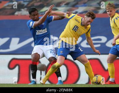 Alfredo Morelos der Rangers (links) und Liam Craig von St. Johnstone kämpfen während des Finalmatches im Scottish Cup Quarter im Ibrox Stadium, Glasgow, um den Ball. Bilddatum: Sonntag, 25. April 2021. Stockfoto