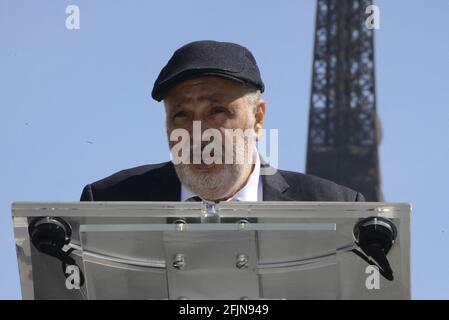 William Attal, Bruder von Sarah Halimi, während der Demonstration, um Gerechtigkeit für Sarah Halimi auf dem Trocadero plaza in Paris am 25. April 2021 zu fordern. Halimi, eine 65-jährige orthodoxe Jüdin, starb 2017, nachdem sie vom Nachbarn Traore, 27, der „Allahu Akbar“ („Gott ist groß“ auf Arabisch) rief, aus dem Fenster ihrer Pariser Wohnung gestoßen wurde. Traore, ein starker Cannabiskonsumenten, ist seit Halimis Tod in psychiatrischer Betreuung und bleibt nach dem Urteil dort. Foto von Georges Darmon/Avenir Pictures/ABACAPRESS.COM Stockfoto