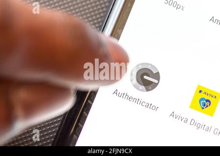 Google Authenticator-App auf dem Smartphone Stockfoto