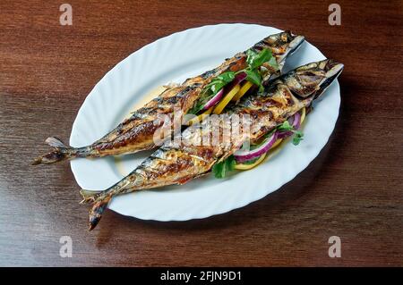 Auf dem Grill gebackene Makrele liegt auf einem weißen Teller Stockfoto