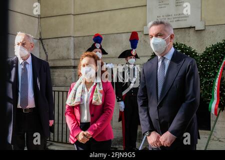 Rom, Italien. April 2021. Verteidigungsminister Lorenzo Guerini hat heute Nachmittag anlässlich der Feierlichkeiten am 25. April gemeinsam mit dem Oberrabbiner Riccardo Shemuel Di Segnie und der Präsidentin der Jüdischen Gemeinde von Rom, Ruth Dureghallo, einen Lorbeerkranz in die Synagoge in Rom gelegt. Kredit: Unabhängige Fotoagentur/Alamy Live Nachrichten Stockfoto