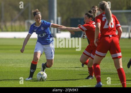 Milngavie, East Dunbartonshire, Schottland. 25. April 2021. Zoe Ness (#9) von Rangers Women FC während der Scottish Building Society Scottish Women's Premier League 1 Fixture Rangers FC gegen Forfar Farmington FC, Rangers Training Complex, Milngavie, East Dunbartonshire. 25/04/2021 Colin Poultney/Alamy Live News Stockfoto