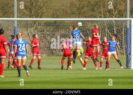 Milngavie, East Dunbartonshire, Schottland. 25. April 2021. Action während der Scottish Building Society Scottish Women's Premier League 1 Fixture Rangers FC gegen Forfar Farmington FC, Rangers Training Complex, Milngavie, East Dunbartonshire. 25/04/2021 Colin Poultney/Alamy Live News Stockfoto