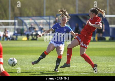 Milngavie, East Dunbartonshire, Schottland. 25. April 2021. Action während der Scottish Building Society Scottish Women's Premier League 1 Fixture Rangers FC gegen Forfar Farmington FC, Rangers Training Complex, Milngavie, East Dunbartonshire. 25/04/2021 Colin Poultney/Alamy Live News Stockfoto