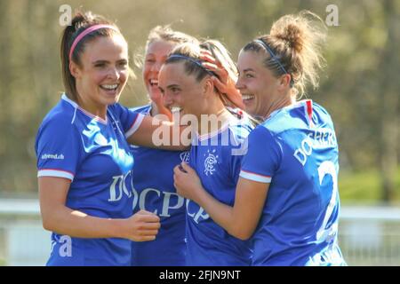 Milngavie, East Dunbartonshire, Schottland. 25. April 2021. TOR! - Sam Kerr (#24) vom Rangers Women FC feiert mit ihren Teamkollegen während der Scottish Building Society Scottish Women's Premier League 1 Fixture Rangers FC gegen Forfar Farmington FC, Rangers Training Complex, Milngavie, East Dunbartonshire. 25/04/2021 Colin Poultney/Alamy Live News Stockfoto