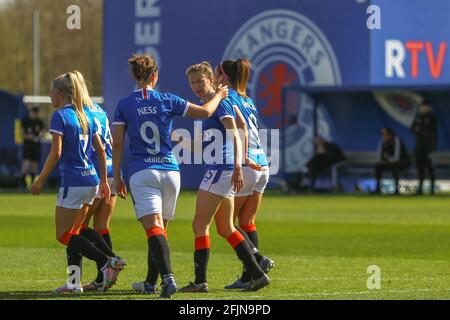 Milngavie, East Dunbartonshire, Schottland. 25. April 2021. TOR! - Sam Kerr (#24) vom Rangers Women FC feiert mit ihren Teamkollegen während der Scottish Building Society Scottish Women's Premier League 1 Fixture Rangers FC gegen Forfar Farmington FC, Rangers Training Complex, Milngavie, East Dunbartonshire. 25/04/2021 Colin Poultney/Alamy Live News Stockfoto