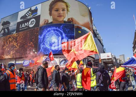 London, Großbritannien. April 2021. Demonstranten marschieren durch den Piccadilly Circus, während sie während der Demonstration Tigray-Fahnen halten. Tausende von Menschen marschierten durch Central London, um gegen den von den Demonstranten so genannten „Völkermord-Krieg“ Äthiopiens und Eritreas gegen die Region Tigray zu protestieren. (Foto: Vuk Valcic/SOPA Images/Sipa USA) Quelle: SIPA USA/Alamy Live News Stockfoto