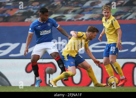 Alfredo Morelos der Rangers (links) und Liam Craig von St. Johnstone kämpfen während des Finalmatches im Scottish Cup Quarter im Ibrox Stadium, Glasgow, um den Ball. Bilddatum: Sonntag, 25. April 2021. Stockfoto