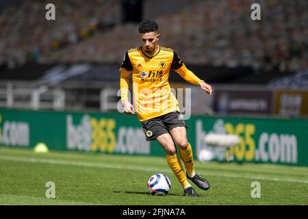 Wolverhampton, Großbritannien. April 2021. Rayan Ait-Nouri #3 von Wolverhampton Wanderers mit dem Ball in Wolverhampton, Vereinigtes Königreich am 4/25/2021. (Foto von Simon Whitehead/News Images/Sipa USA) Quelle: SIPA USA/Alamy Live News Stockfoto