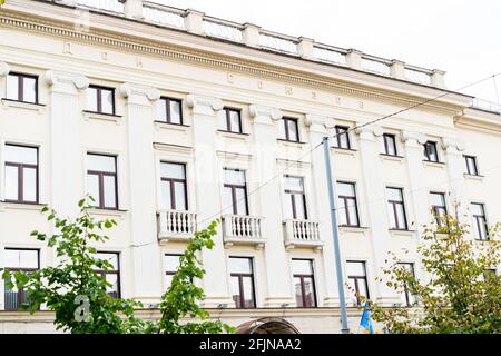 Grodno, Weißrussland - 2. September 2017: Weißes traditionelles Gebäude in Grodno Stockfoto