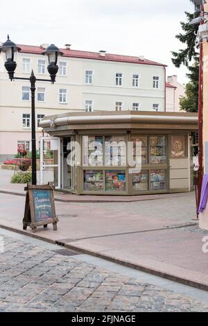 Grodno, Weißrussland - 2. September 2017: Zeitschriftenkiosk im Stadtzentrum von Grodno Stockfoto