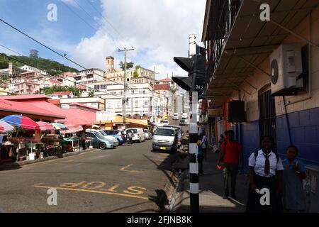 Street Life und Hauptstraße von der Hauptstraße, die bergauf zur Kathedrale der Unbefleckten Empfängnis in St. George's Port Town Grenada führt. Stockfoto