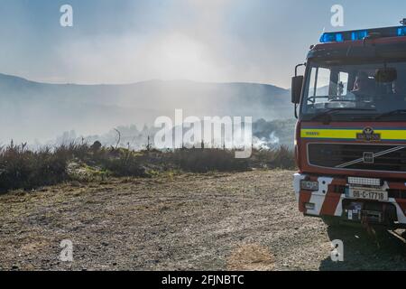 Shiplake, Dunmanway, West Cork, Irland. April 2021. Feuerwehrmannschaften kämpften heute Nachmittag in Shiplake, etwas außerhalb von Dunmanway in West Cork, gegen einen erheblichen Gorse-Brand. Crews aus Dunmanway, Clonakilty und Bantry wurden zusammen mit einem Hubschrauber des irischen Luftkorps zur Bekämpfung des Feuers gerufen. Quelle: AG News/Alamy Live News Stockfoto