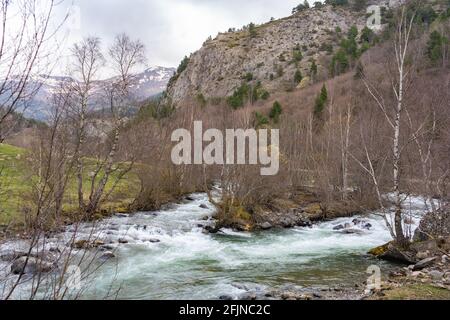 Schöne Berg Flusslandschaft.Natur Waldpark Hintergrund in den spanischen Pyrenäen, Noguera Pallaresa Fluss. Stockfoto