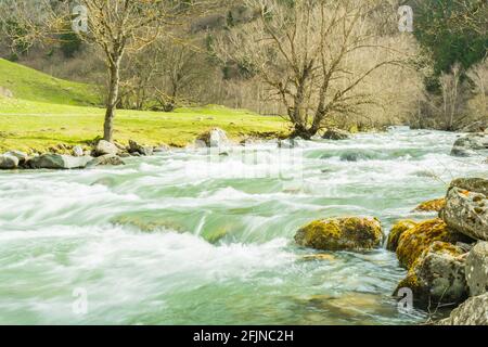 Schöne Flusslandschaft.Felsen im Fluss Noguera Pallaresa in den spanischen Pyrenäen. Stockfoto