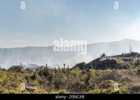 Shiplake, Dunmanway, West Cork, Irland. April 2021. Feuerwehrmannschaften kämpften heute Nachmittag in Shiplake, etwas außerhalb von Dunmanway in West Cork, gegen einen erheblichen Gorse-Brand. Crews aus Dunmanway, Clonakilty und Bantry wurden zusammen mit einem Hubschrauber des irischen Luftkorps zur Bekämpfung des Feuers gerufen. Quelle: AG News/Alamy Live News Stockfoto