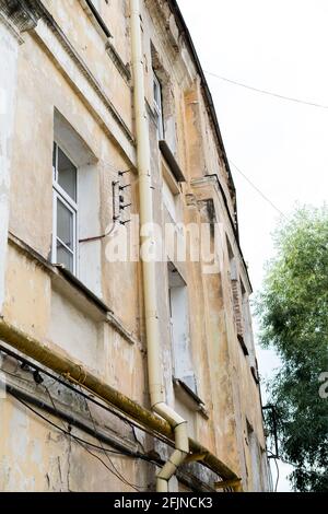 Grodno, Weißrussland - 2. September 2017: Altes gelbes Wohnhaus in Grodno Stockfoto