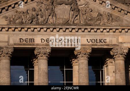 Schriftzug "das DEUTSCHE Volk" auf dem Bundestagsgebäude in Berlin Stockfoto