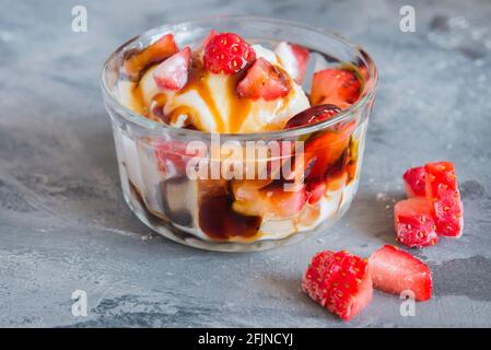 Joghurt-Eis mit Erdbeere mit Süßigkeiten Stockfoto