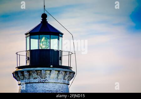 Eine Nahaufnahme der Galerie des Round Island Lighthouse und der Fresnel-Linse der vierten Ordnung ist am 22. April 2021 in Pascagoula, Mississippi, zu sehen. Stockfoto