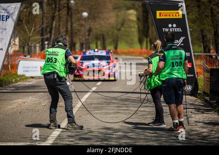 Zagreb, Kroatien. April 2021. Ambiance arrivee, Ziellinie WRC TV während der Rallye Kroatien 2021, 3. Runde der 2021 FIA WRC, FIA Rallye-Weltmeisterschaft, vom 22. Bis 25. April 2021 in Zagreb, Kroatien - Foto Bastien Roux / DPPI Credit: DPPI Media/Alamy Live News Stockfoto