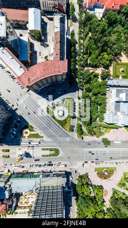 Blick auf die Stadt mit der Antenne am Scheideweg, Straßen, Häuser, Gebäude, Parks und Parkplätze. Copter drone Hubschrauber beschossen. Panorama Weitwinkel Bild. Stockfoto