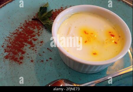 Mischti Doi oder Mischti Dahi oder Mitha Dahi übersetzen sich als süßer Dahi oder süßer Joghurt. Diese Art von Joghurt ist in den Staaten Orissa und West Benga verbreitet Stockfoto