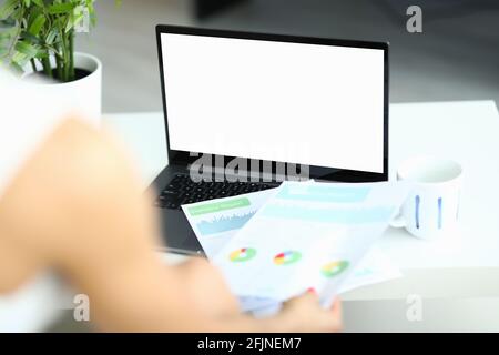 Nahaufnahme eines modernen Computers mit einer Suchseite auf dem Bildschirm Stockfoto