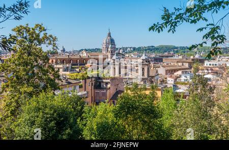 Panoramablick von der Pincio Terrasse mit der Kuppel der Basilika von Ambrogio e Carlo Al Corso, Rom, Italien. Stockfoto